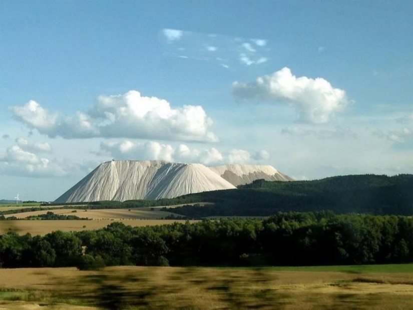 Monte Cali: a giant salt dump or a unique tourist attraction?