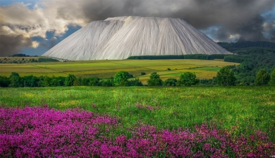 Monte Cali: a giant salt dump or a unique tourist attraction?