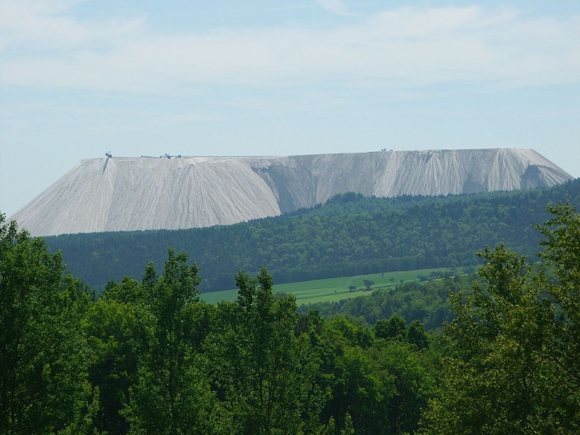 Monte Cali: a giant salt dump or a unique tourist attraction?