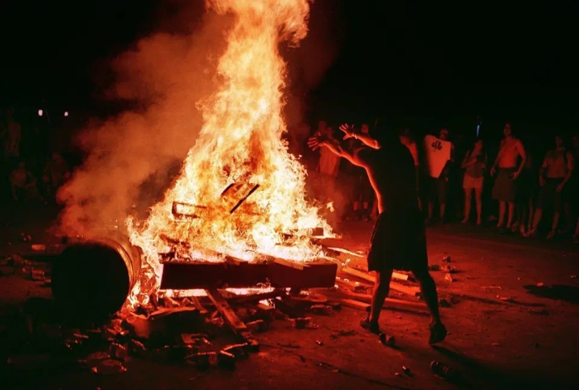 Moshpit, fire and stench: how the Woodstock Festival was held in 1999