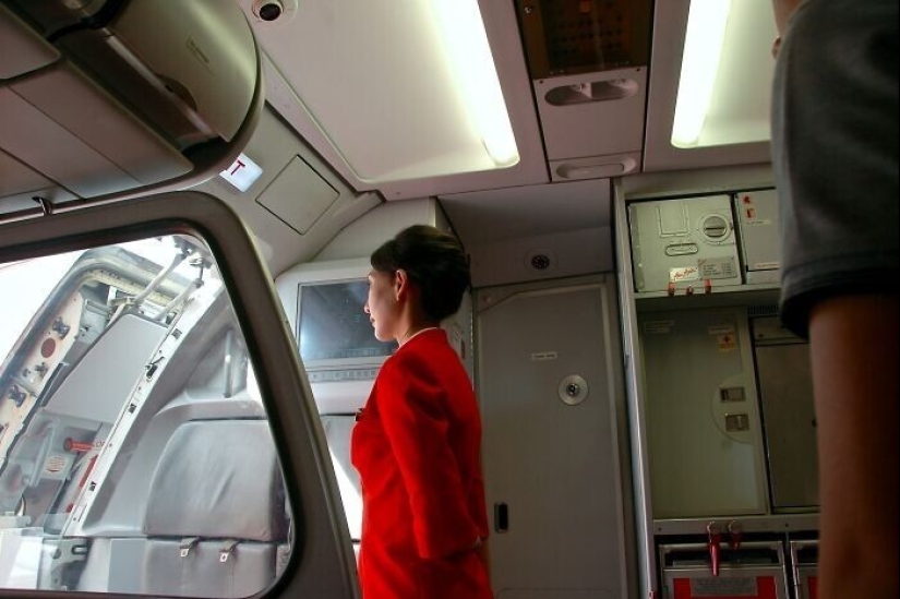 más de 20 secretos e historias de asistentes de vuelo que no se contarán a los pasajeros comunes