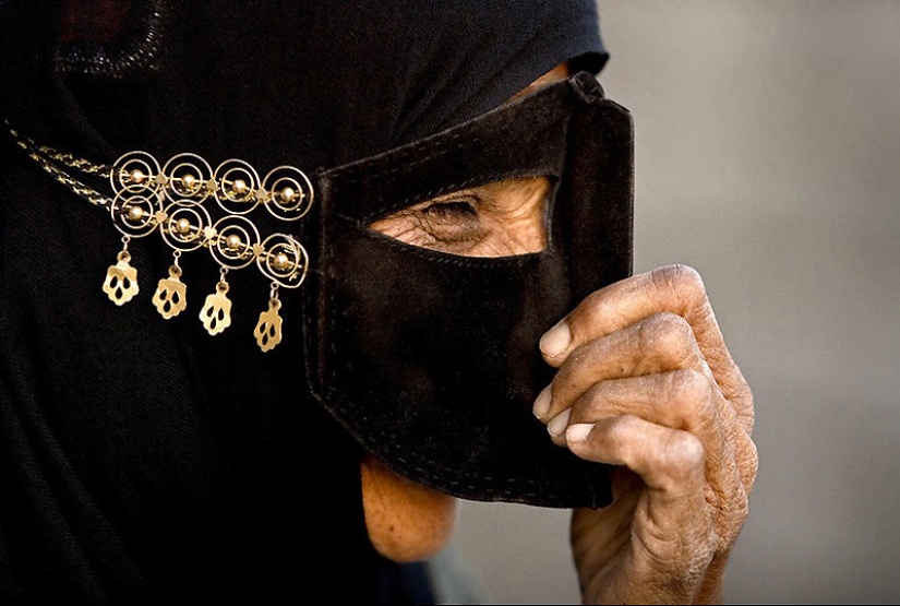 Máscaras tradicionales usadas por mujeres iraníes.