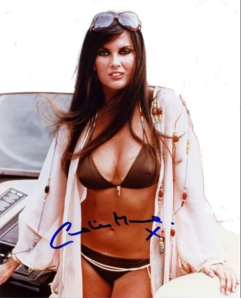 Mujer morena caliente de la niebla Albion: seductora Caroline Munro