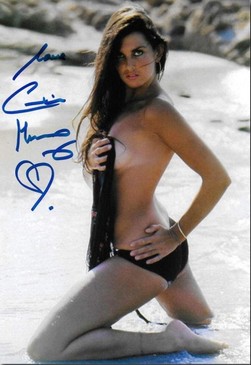 Mujer morena caliente de la niebla Albion: seductora Caroline Munro