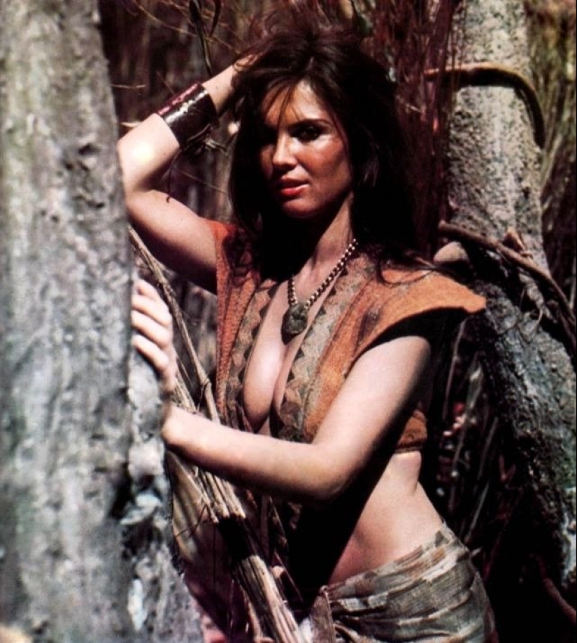 Mujer morena caliente de la niebla Albion: seductora Caroline Munro