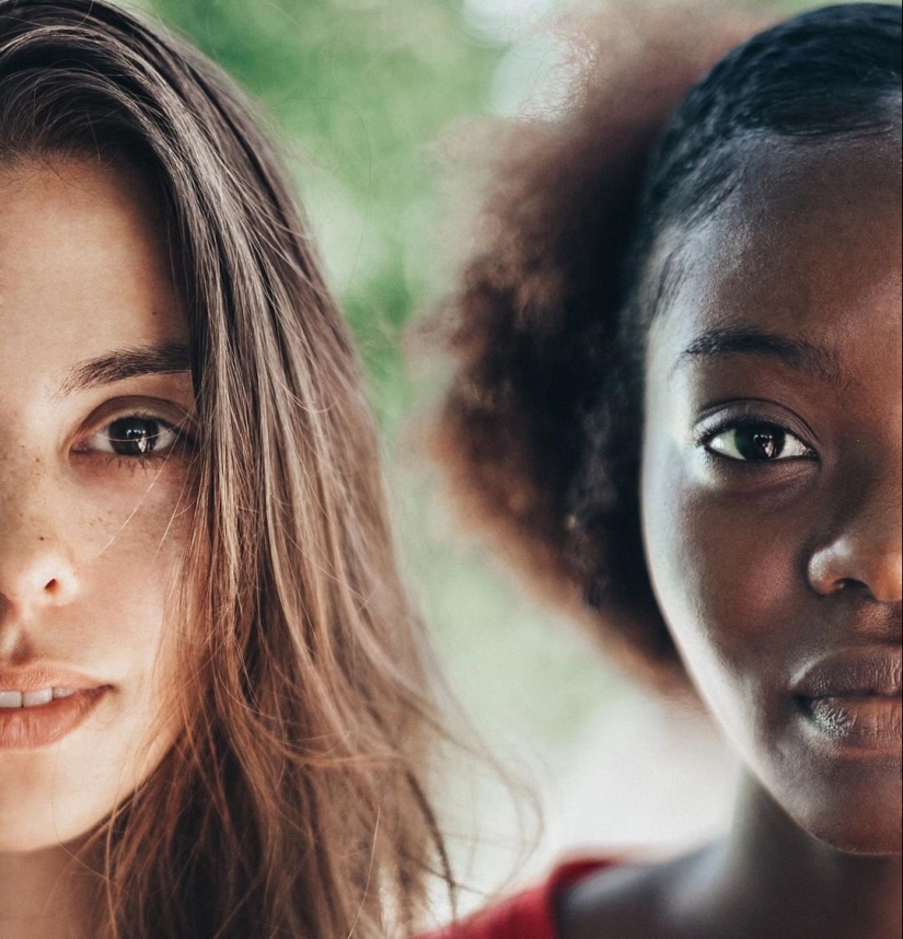 Mujer rusa que muestra la belleza de las niñas de todo el mundo, haciendo de ellos un conjunto de fotos