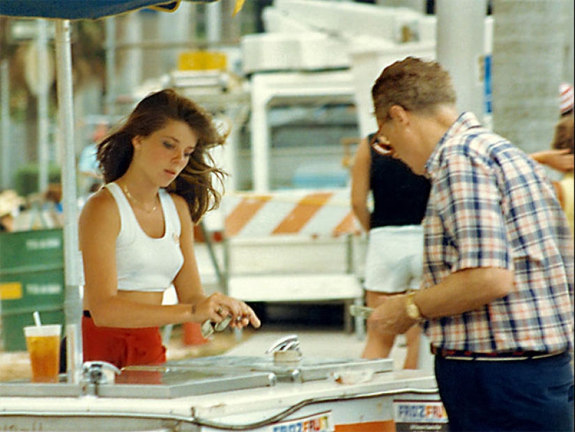 Mujeres americanas divertidas y jóvenes de los años 80