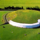 Newgrange es un complejo megalítico, más impresionante que Stonehenge