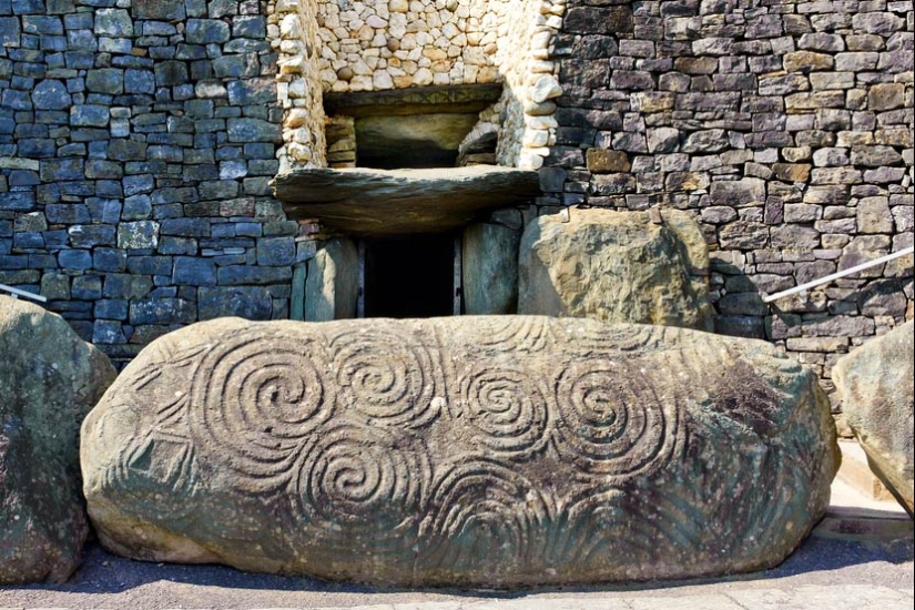 Newgrange es un complejo megalítico, más impresionante que Stonehenge