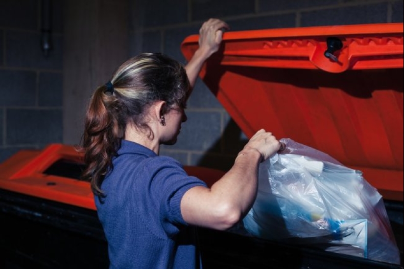 "No comas con un cuchillo", "no saques la basura por la noche" y otros signos populares en los que de alguna manera creemos