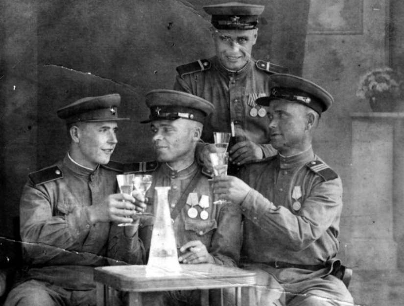 No solo con pan: tabaco, alcohol y dulces en el Ejército Rojo