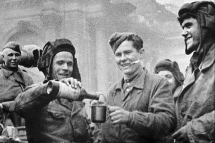 No solo con pan: tabaco, alcohol y dulces en el Ejército Rojo