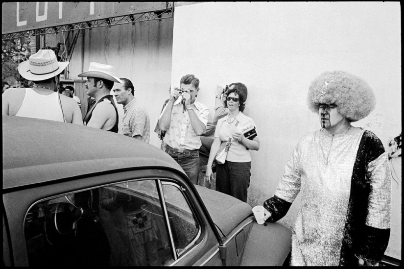 "Nos lanzan algo!": Mardi Gras in New Orleans in pictures by Bruce Gilden