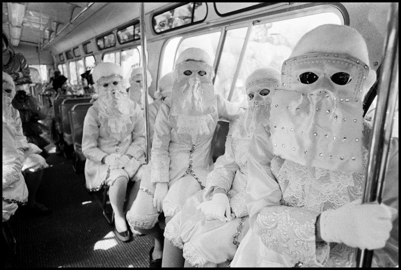 "Nos lanzan algo!": Mardi Gras in New Orleans in pictures by Bruce Gilden