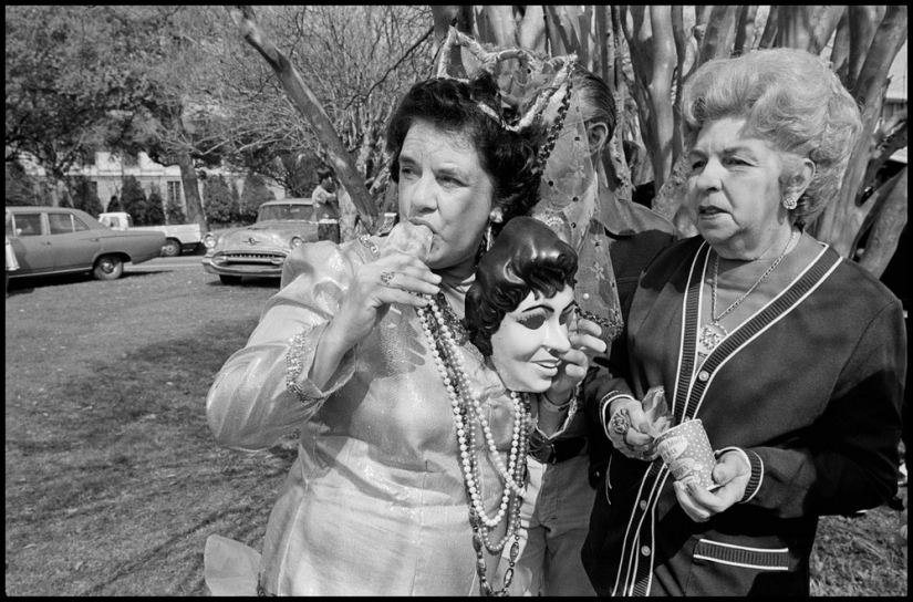 "Nos lanzan algo!": Mardi Gras in New Orleans in pictures by Bruce Gilden