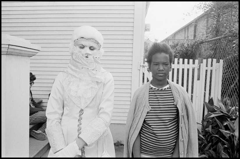 "Nos lanzan algo!": Mardi Gras in New Orleans in pictures by Bruce Gilden