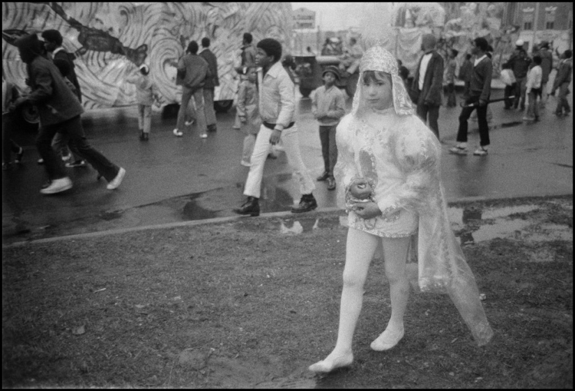 "Nos lanzan algo!": Mardi Gras in New Orleans in pictures by Bruce Gilden