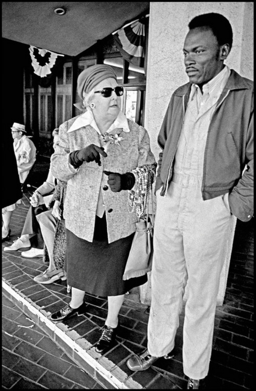 "Nos lanzan algo!": Mardi Gras in New Orleans in pictures by Bruce Gilden