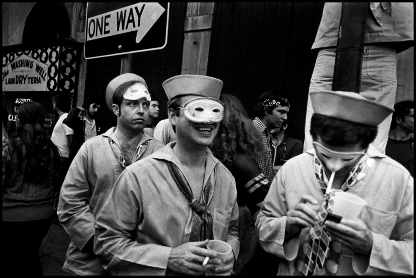 "Nos lanzan algo!": Mardi Gras in New Orleans in pictures by Bruce Gilden