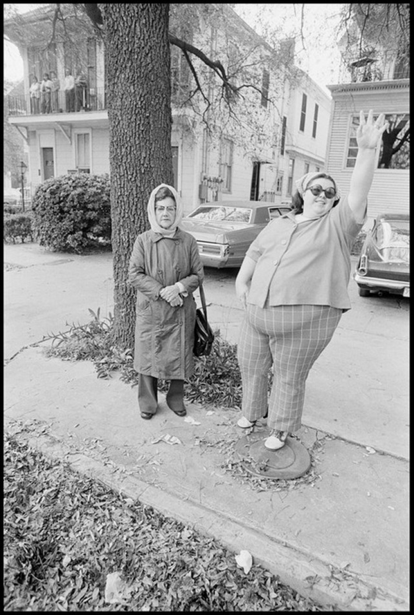 "Nos lanzan algo!": Mardi Gras in New Orleans in pictures by Bruce Gilden