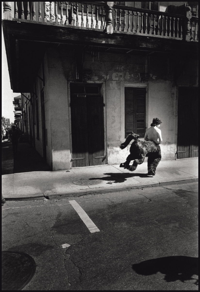 "Nos lanzan algo!": Mardi Gras in New Orleans in pictures by Bruce Gilden