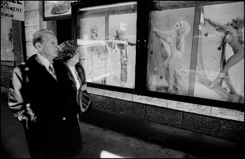 "Nos lanzan algo!": Mardi Gras in New Orleans in pictures by Bruce Gilden