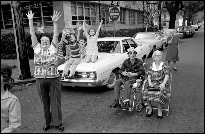 "Nos lanzan algo!": Mardi Gras in New Orleans in pictures by Bruce Gilden