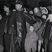 Nueva York en la década de 1940 a través de la lente de Weegee, el maestro de la fotografía policial.
