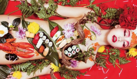 Nyotaimori: ¿cómo surgió la tradición de comer sushi a partir de un desnudo femenino