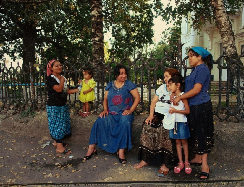 Olvídate de jeans y un matrimonio de amor: 10 reglas de vida para niñas en un campamento gitano