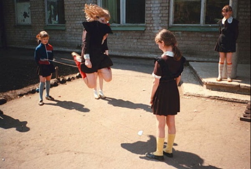 On the waves of memory: how we lived and played in the courtyards of our childhood