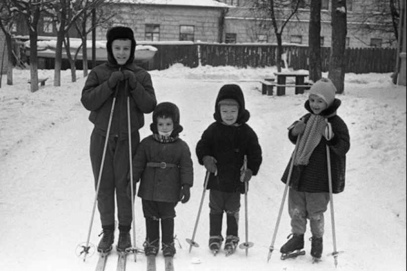 On the waves of memory: how we lived and played in the courtyards of our childhood