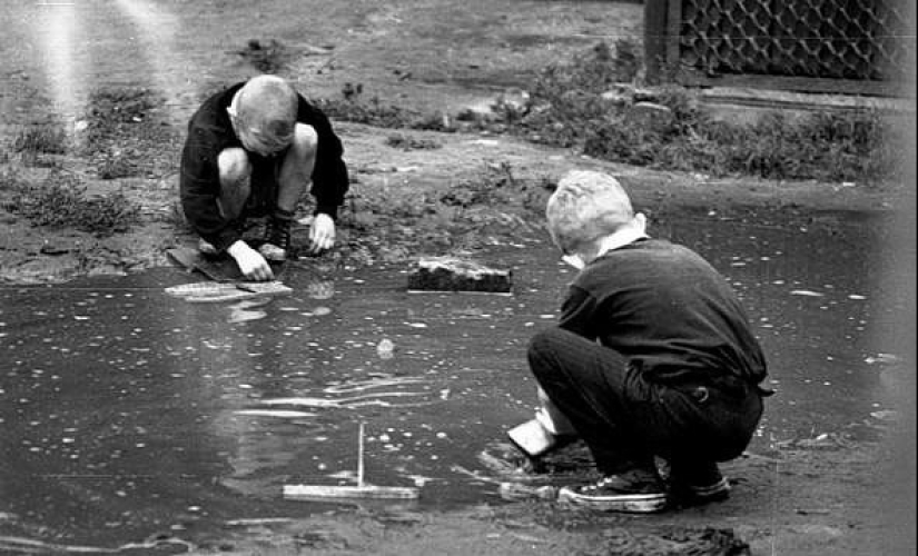 On the waves of memory: how we lived and played in the courtyards of our childhood