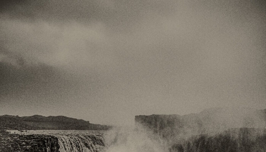 Paisajes oníricos de Islandia: un viaje fotográfico a través del tiempo y la memoria por Attila Ataner