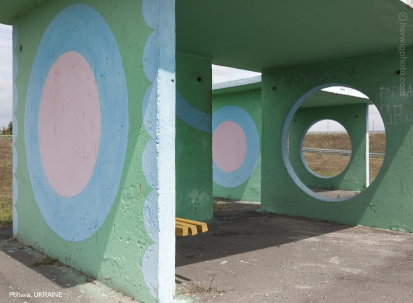 Paradas de autobús soviéticas tan diferentes en fotografías de Christopher Herwig