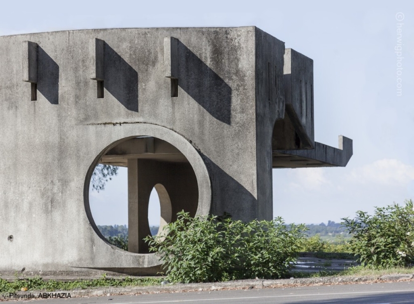 Paradas de autobús soviéticas tan diferentes en fotografías de Christopher Herwig