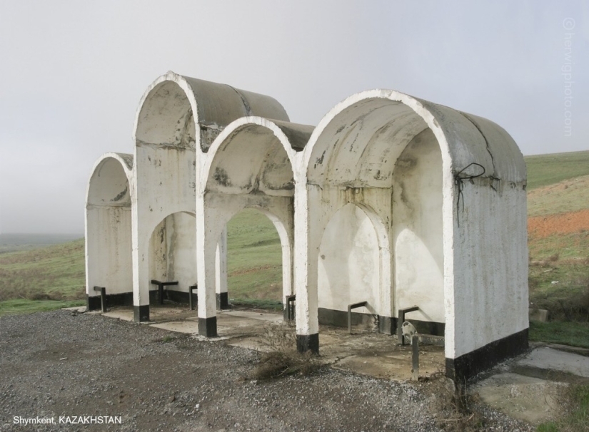 Paradas de autobús soviéticas tan diferentes en fotografías de Christopher Herwig