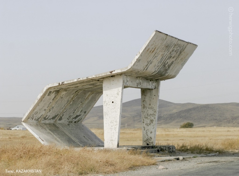 Paradas de autobús soviéticas tan diferentes en fotografías de Christopher Herwig