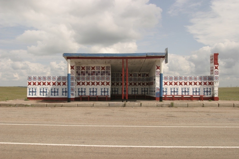 Paradas de autobús soviéticas tan diferentes en fotografías de Christopher Herwig