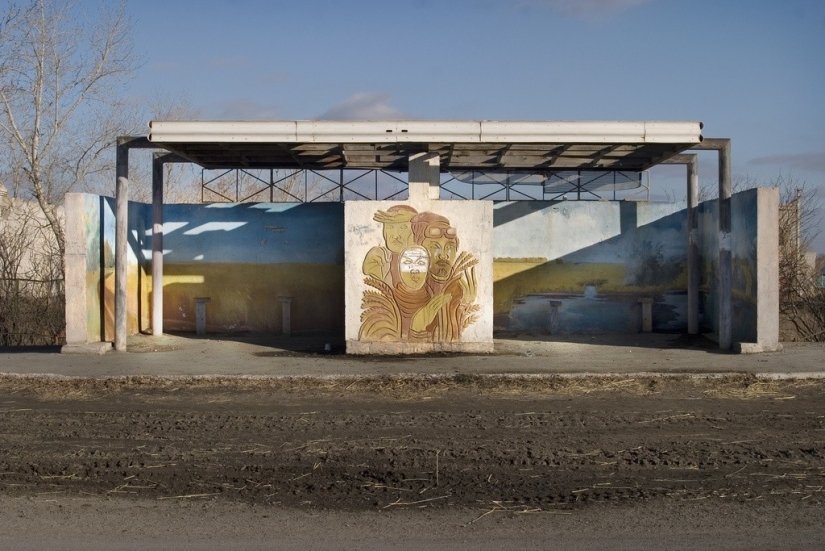 Paradas de autobús soviéticas tan diferentes en fotografías de Christopher Herwig