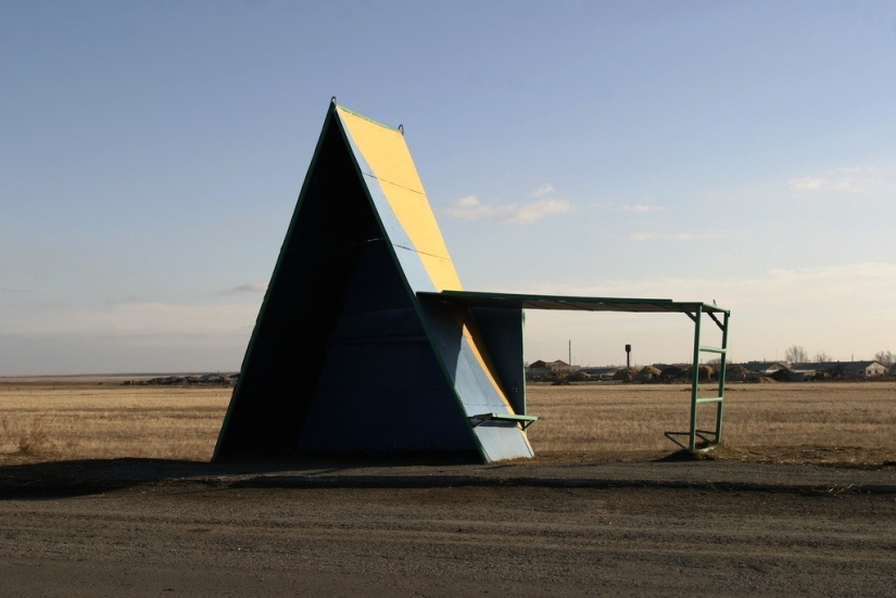 Paradas de autobús soviéticas tan diferentes en fotografías de Christopher Herwig