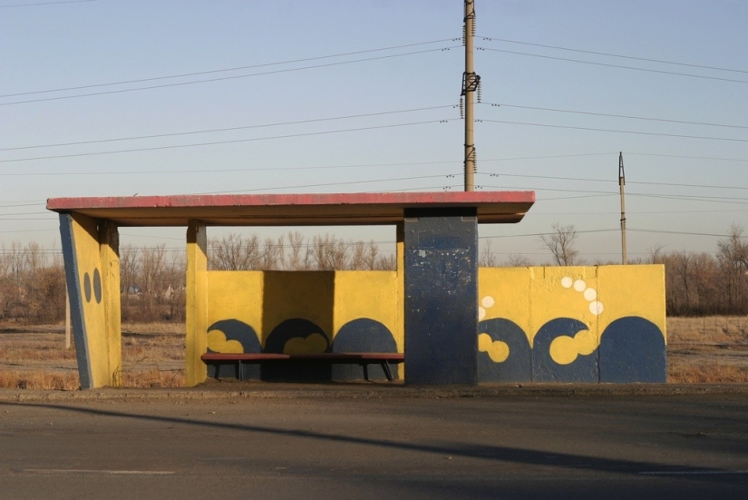 Paradas de autobús soviéticas tan diferentes en fotografías de Christopher Herwig