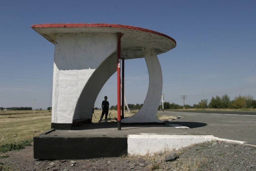 Paradas de autobús soviéticas tan diferentes en fotografías de Christopher Herwig