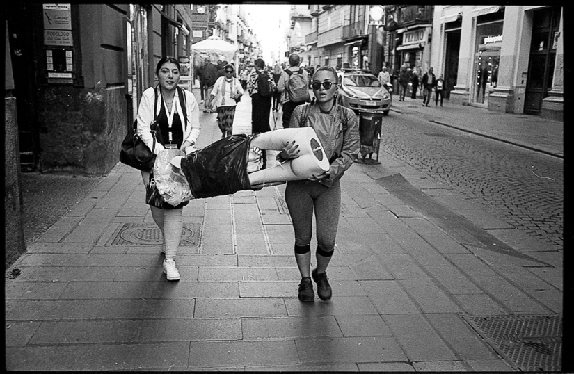 Paradise inhabited by devils: all the vices of St. Naples through the lens of Robbie McIntosh