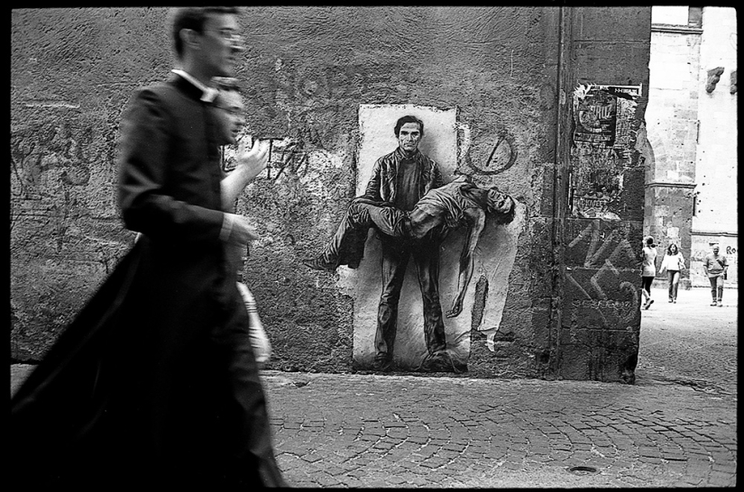 Paradise inhabited by devils: all the vices of St. Naples through the lens of Robbie McIntosh