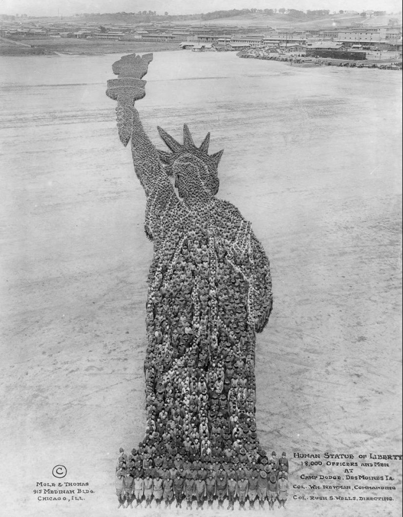 Patriotic mass photos of Arthur Mall during the First World War