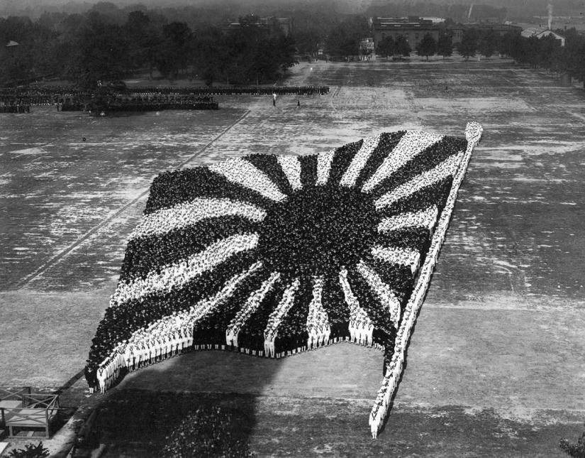 Patriotic mass photos of Arthur Mall during the First World War