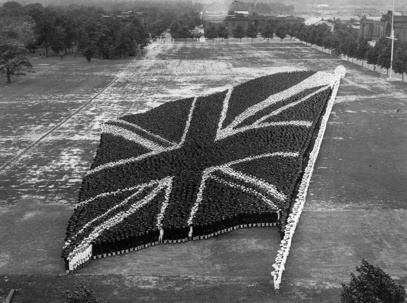 Patriotic mass photos of Arthur Mall during the First World War