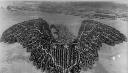 Patriotic mass photos of Arthur Mall during the First World War