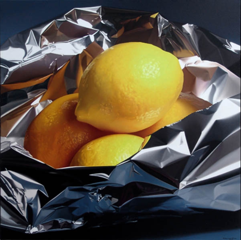 Pedro Campos and his oil paintings, similar to photos